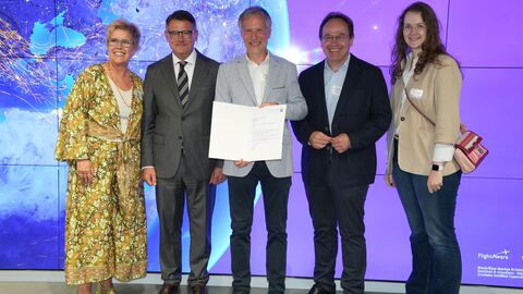 Ministerpräsident Rhein und die Vertreterinnen und Vertreter der geförderten Projekte bei der Bescheidübergabe