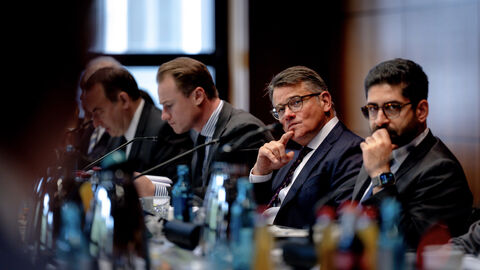 Ministerpräsident Boris Rhein leitet die Sitzung des Finanzplatkabinetts in Frankfurt.