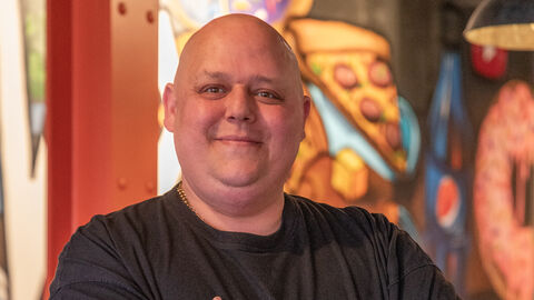 Ein Mann lächelt in die Kamera