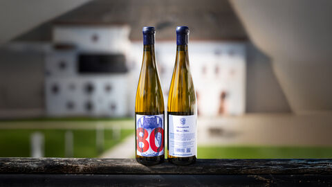 Eine Flasche Jubiläumscuvée des Staatsweingutes Kloster Eberbach