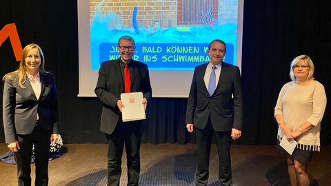 v.l.n.r.: Landtagsabgeordnete Astrid Wallmann, Stadtkämmerer Axel Imholz, Kultusminister Prof. Dr. R. Alexander Lorz , Schulleiterin der Friedrich-von-Bodelschwingh-Schule Susanne Breuer-Klein