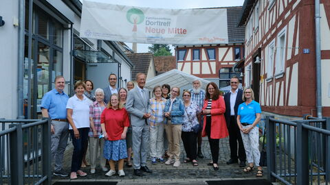 Staatsminister Wintermeyer informiert sich über das Projekt  „Dorftreff neue Mitte“ in Nidda-Wallernhausen 