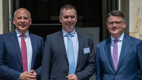 Justizminister Prof. Dr. Roman Poseck, der neue OLG-Präsident Dr. Alexander Seitz sowie Ministerpräsident Boris Rhein.