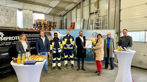 Umweltministerin überreicht Urkunde an die Firma Mprotec GmbH aus Herborn, die sich für den Umweltschutz stark macht.