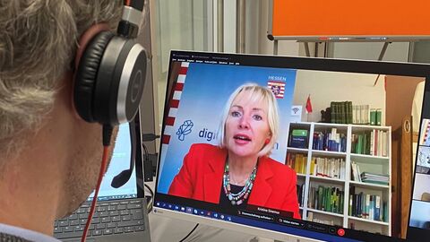 Blick auf Bildschirm