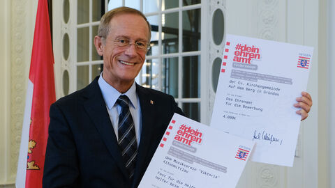 Staatsminister Wintermeyer mit den Förderbescheiden für Ehrenamtsprojekte in Gründau und Freigericht