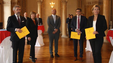 (v. l. n. r.): Erich Fischer, Justizministerin Eva Kühne-Hörmann, Prof. Dr. Roman Poseck, Gerhard Albrecht und Susanne Henriette Wetzel