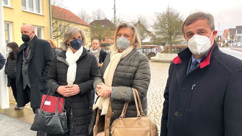 Editha Westmann, Landesbeauftragte Niedersachsen, Margarete Ziegler-Raschdorf, Landesbeauftragte Hessen und Bernard Gaida, Vorsitzender der AGDM (v.l.n.r.) beim Besuch in Friedland              