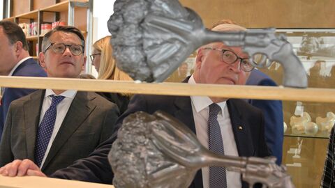 Ministerpräsident Boris Rhein und Bundespräsident Frank-Walter Steinmeier werden gemeinsam mit zahlreichen weiteren Gästen durch das Museum Fridericianum geführt. 
