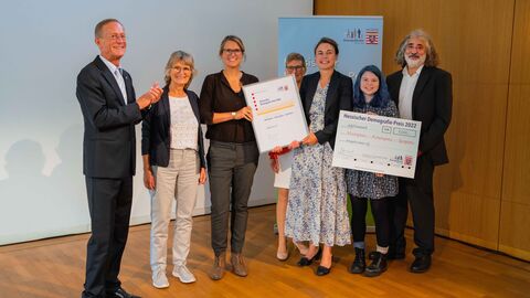 Staatsminister Axel Wintermeyer ehrt die Gewinner des diesjährigen Demografie-Preises.
