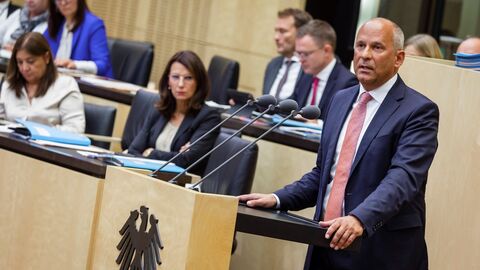 Prof. Dr. Roman Poseck: „Die Situation an den Gerichten ist ernst. Es  ist nun Aufgabe des Bundes einen Gesetzentwurf vorzulegen, um die  Gerichte bei Massenverfahren zu entlasten.“