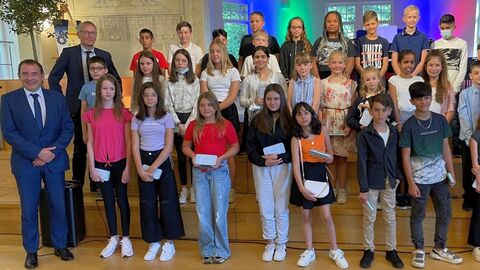 Gruppenfoto: Kultusminister Lorz mit Schülerinnen und Schülern der Emil-von-Behring-Schule in Marburg
