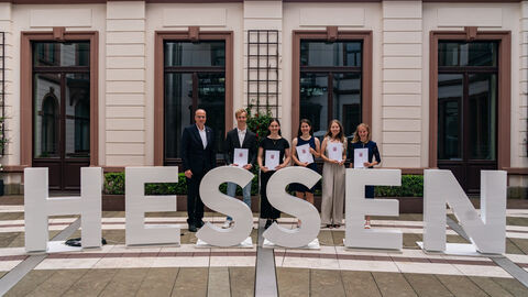 Sportminister Peter Beuth hat Svenja Kaiser (TSV Sachsenhausen), Laura Kipp (SV Germania 1920 Ockstadt), Jasmin Koser (ASC Darmstadt), Luca Schmidt (SG Egelsbach) und Hannah Wintershoff (Hessischer Skiverband) das Dr. Horst Schmidt-Jugendsport-Stipendium verliehen.