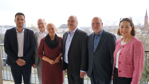 Geschäftsführer des Liga-Arbeitskreises Gesundheit, Pflege und Senioren, Tim Helfert, Liga- Vorstandsmitglied Nils Möller, Gesundheitsministerin Diana Stolz, stellvertretender Liga- Vorstandsvorsitzender Dr. Markus Juch, Liga-Vorstandsvorsitzender Michael Schmidt, Liga-Geschäftsführerin Petra Goertz stehen zusammen