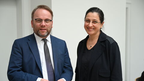 Wissenschaftsminister Timon Gremmels und Julia Bernstein