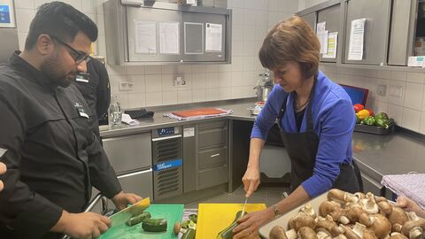 Kunal Batra (l.) und Sozialministerin Hofmann