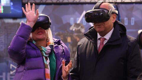 Frau und Mann tragen VR-Brille